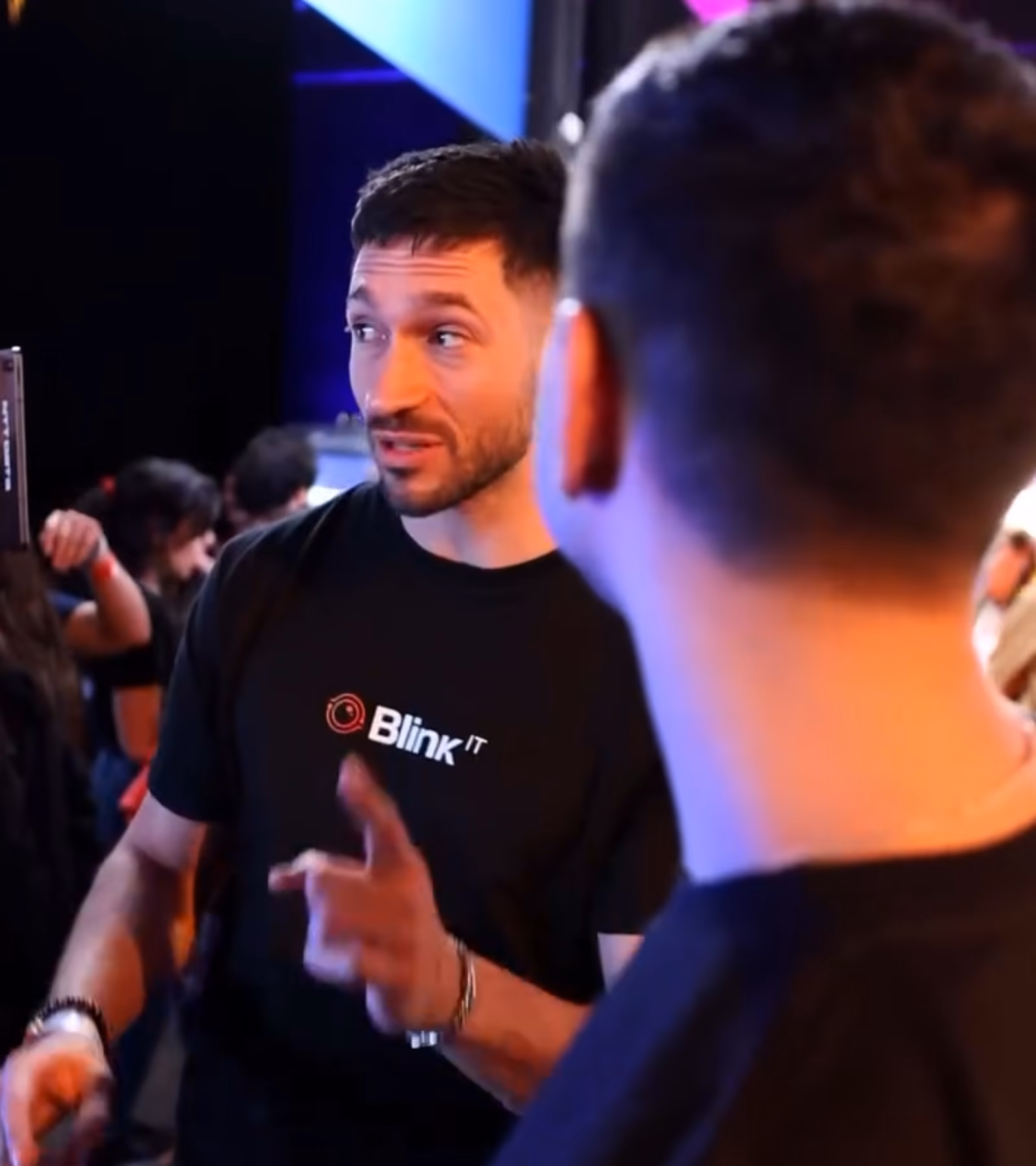 Integrante del equipo de Blinkit conversando durante un encuentro profesional
