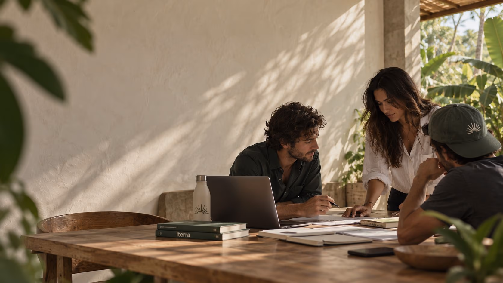 Equipo de Iterra trabajando alrededor de una mesa